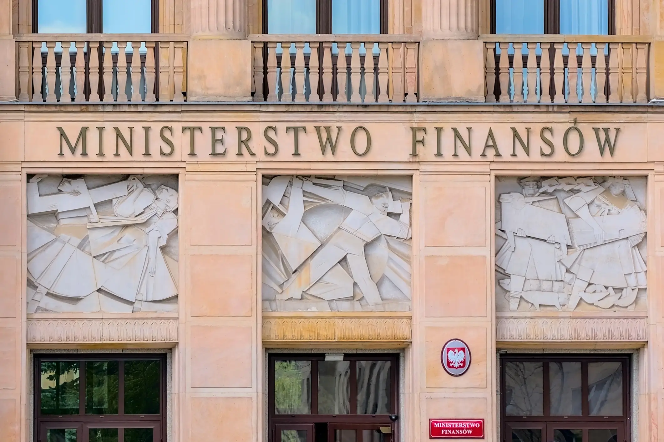 Fasada budynku Ministerstwa Finansów z napisem „Ministerstwo Finansów” i płaskorzeźbami nad wejściem.